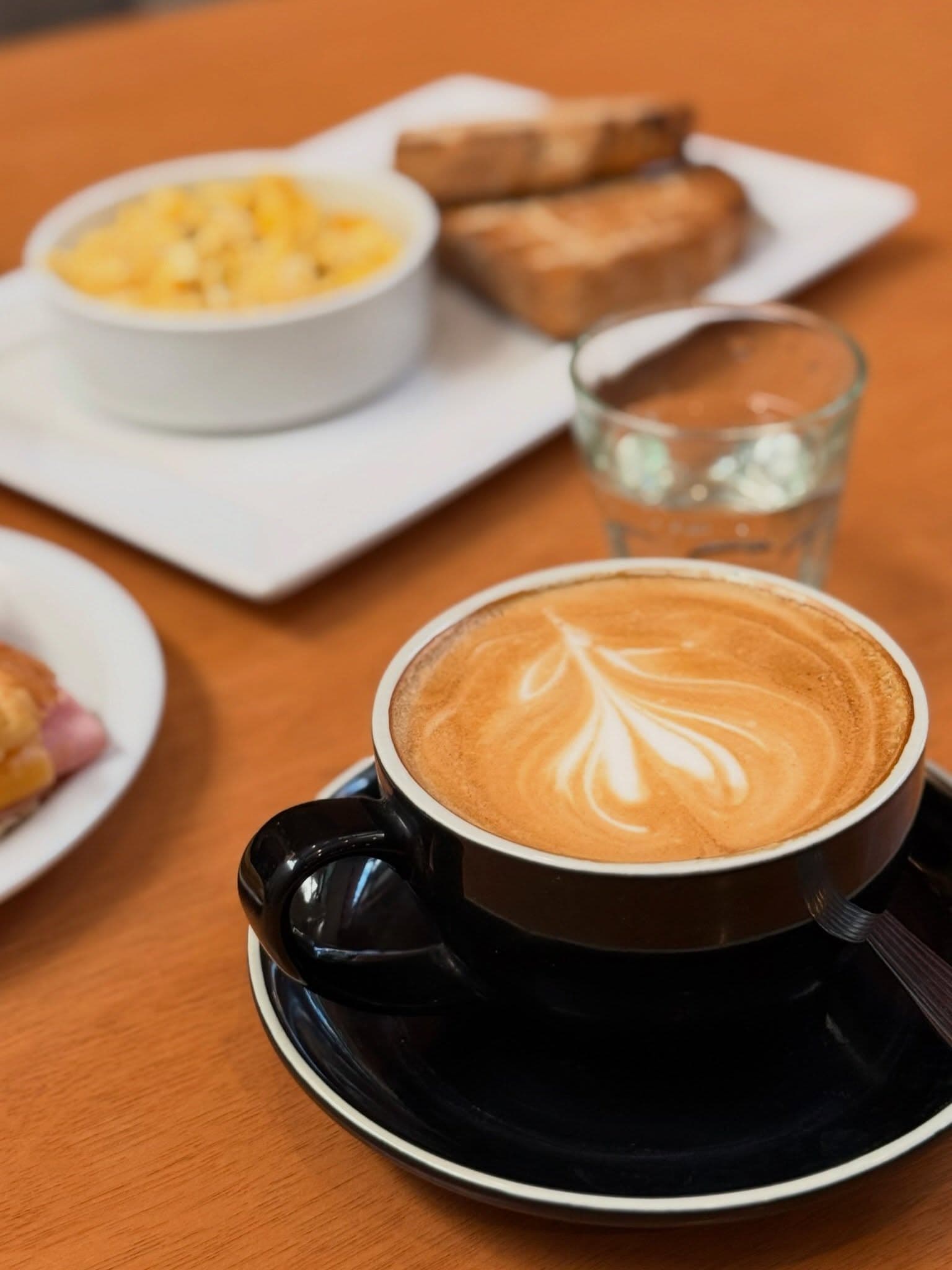 Cafe servido en una mesa de Flora
