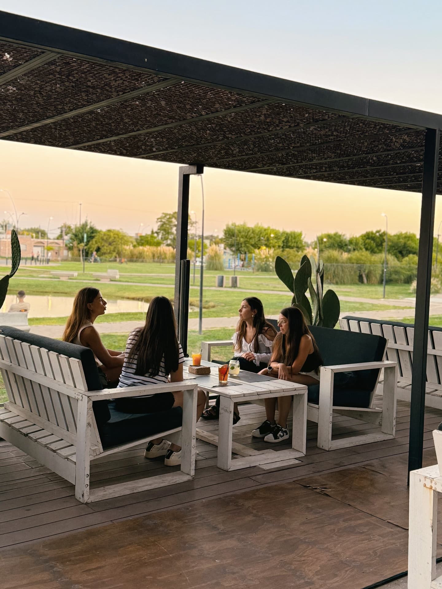 Amigas compartiendo tragos en la terraza de GAIA